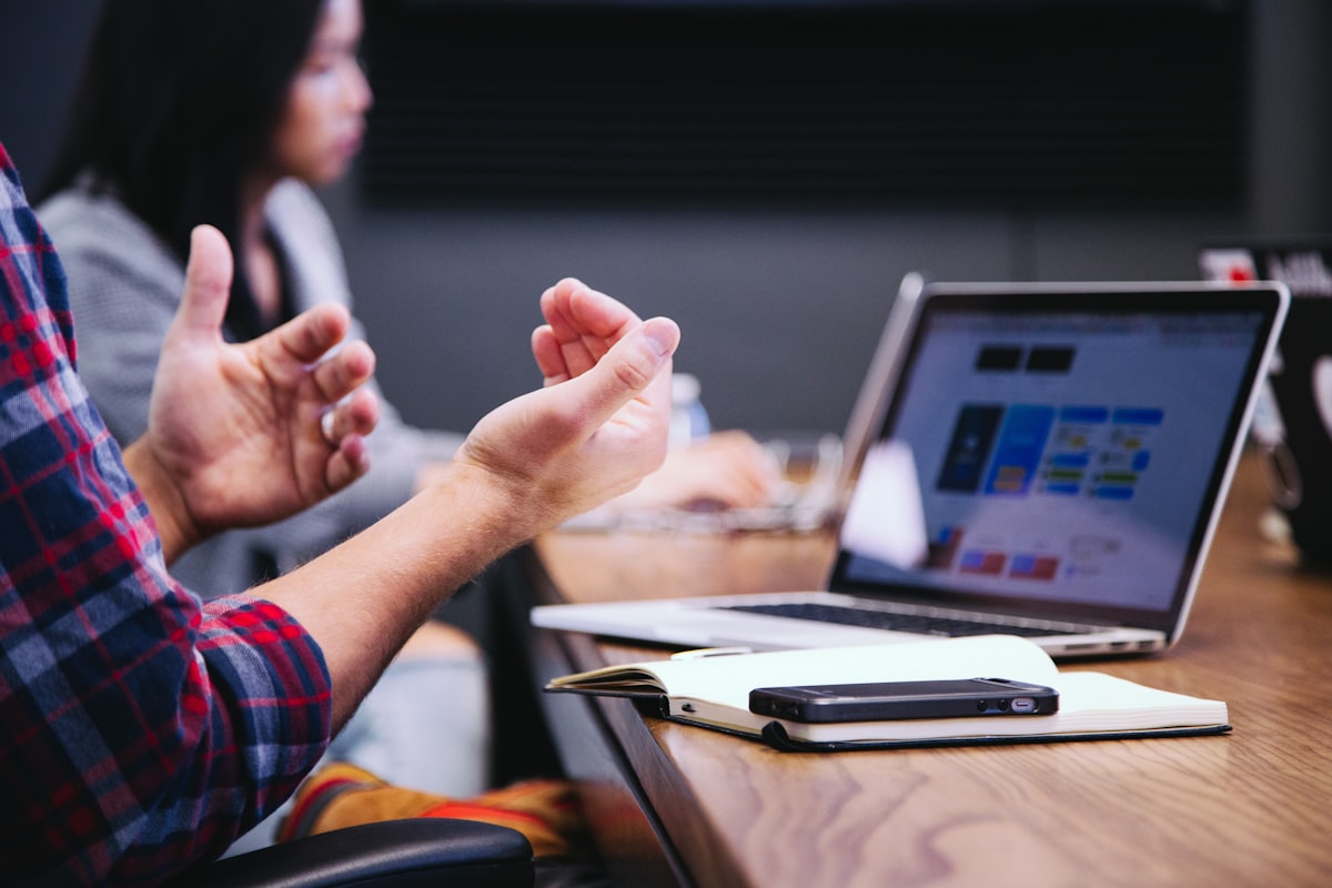 Inglés para reuniones: cómo participar y liderar con confianza