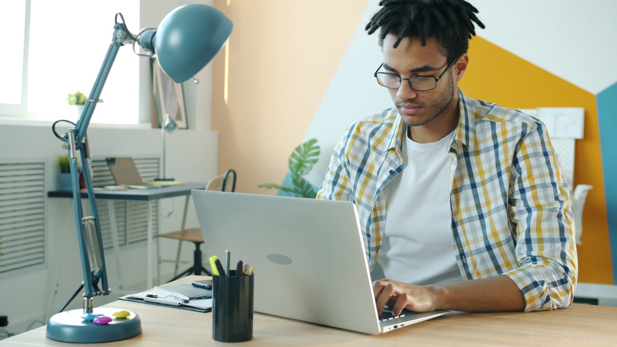 5 errores comunes en correos de negocios en inglés (y cómo evitarlos)
