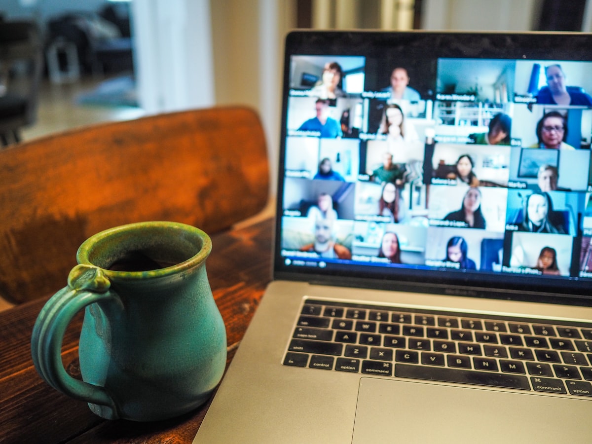 Clases de inglés in-company vs online: ¿cuál conviene a tu empresa?